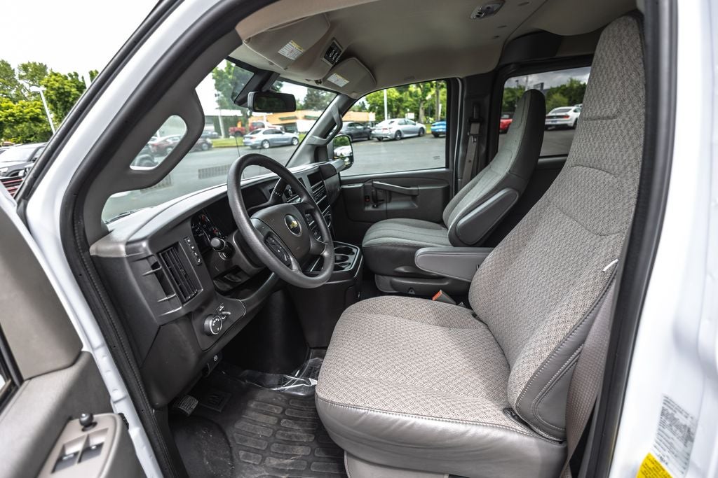 2025 Chevrolet Express 3500 LT Passenger
