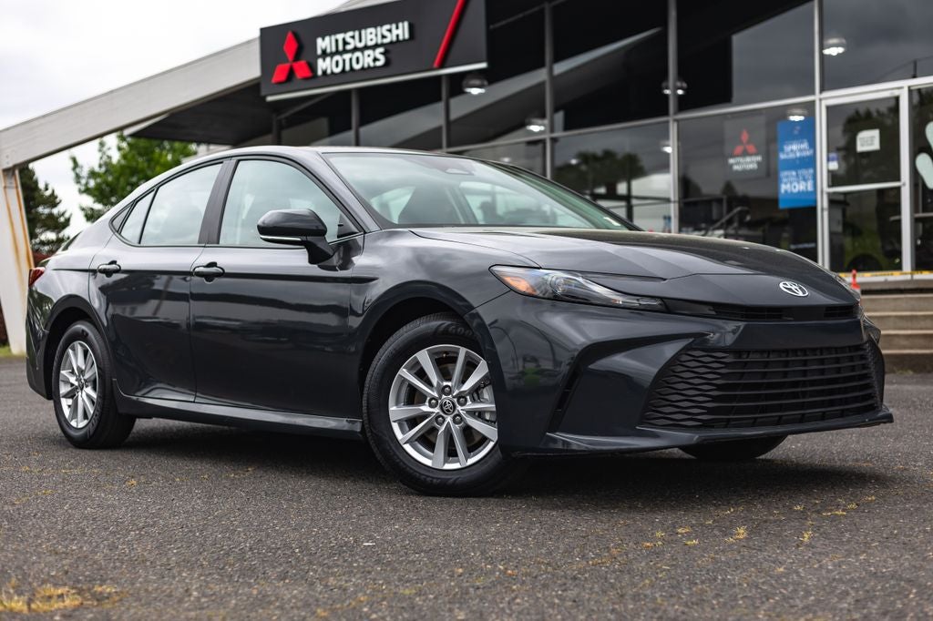 2025 Toyota Camry LE Hybrid's photo