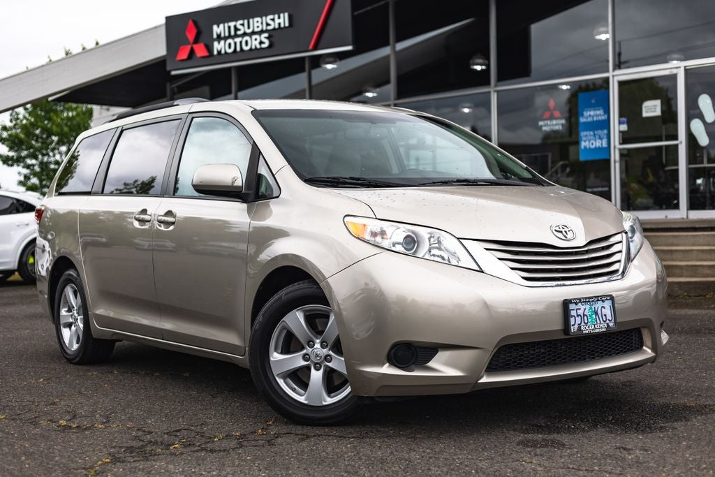2017 Toyota Sienna LE V6 7-Passenger Access Seat's photo