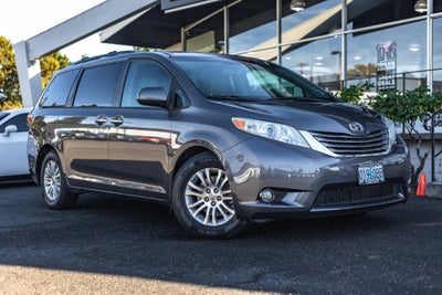 2017 Toyota Sienna XLE 8 Passenger
