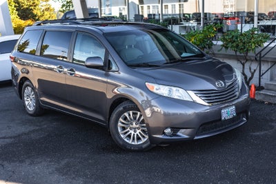 2017 Toyota Sienna XLE 8 Passenger