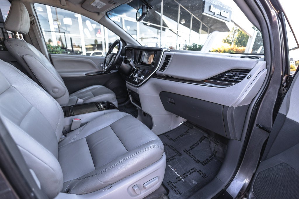 2017 Toyota Sienna XLE 8 Passenger