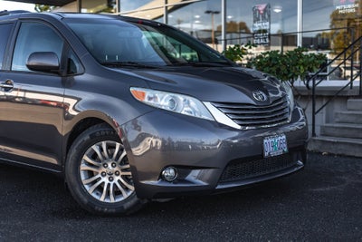 2017 Toyota Sienna XLE 8 Passenger