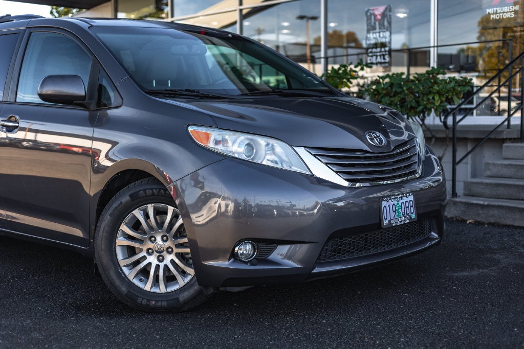 2017 Toyota Sienna XLE 8 Passenger