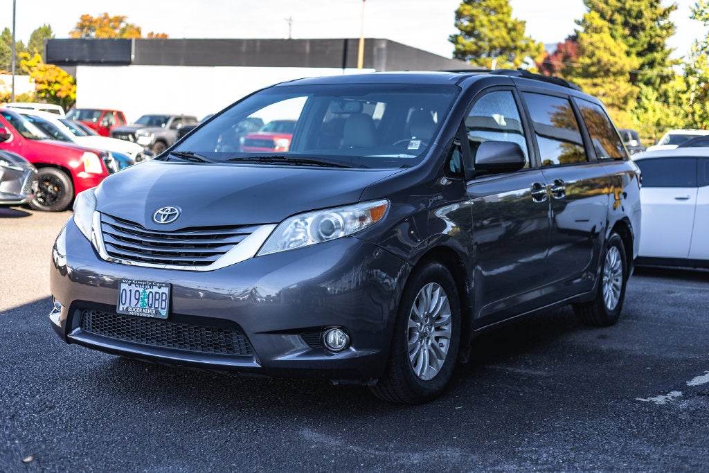 2017 Toyota Sienna XLE 8 Passenger