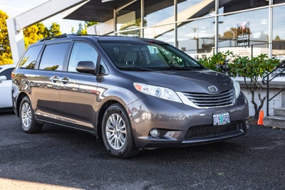 2017 Toyota Sienna XLE 8 Passenger