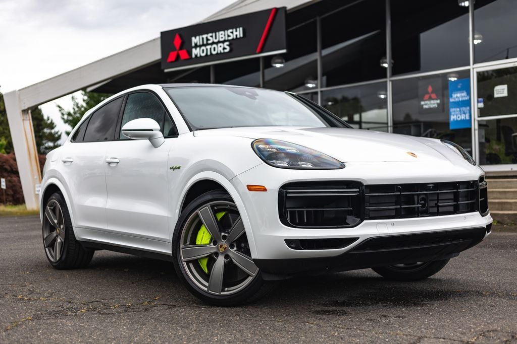 2023 Porsche Cayenne Turbo S E-Hybrid's photo